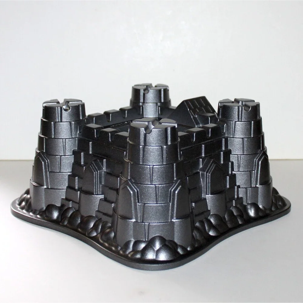Nordic Ware Castle Bundt Cake Pan bakeware nonstick 10 cup Cast Aluminum USA